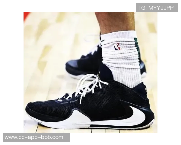 前NBA球员富尼耶推出两款专属Kobe4配色颜值如何一探究竟