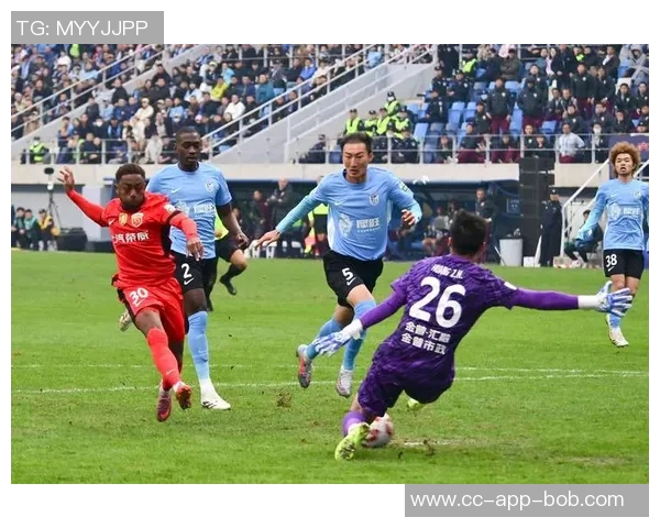 上海海港全力备战新赛季加布里埃尔回归训练场积极恢复状态